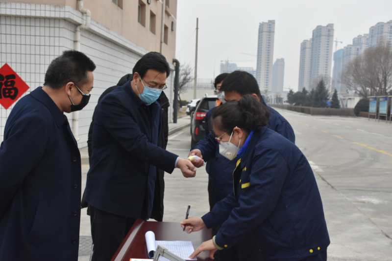 市城管局劉云飛局長一行蒞臨忻州市水務(wù)有限責(zé)任公司污水處理分公司檢查疫情防控及復(fù)工復(fù)產(chǎn)工作情況。.jpg
